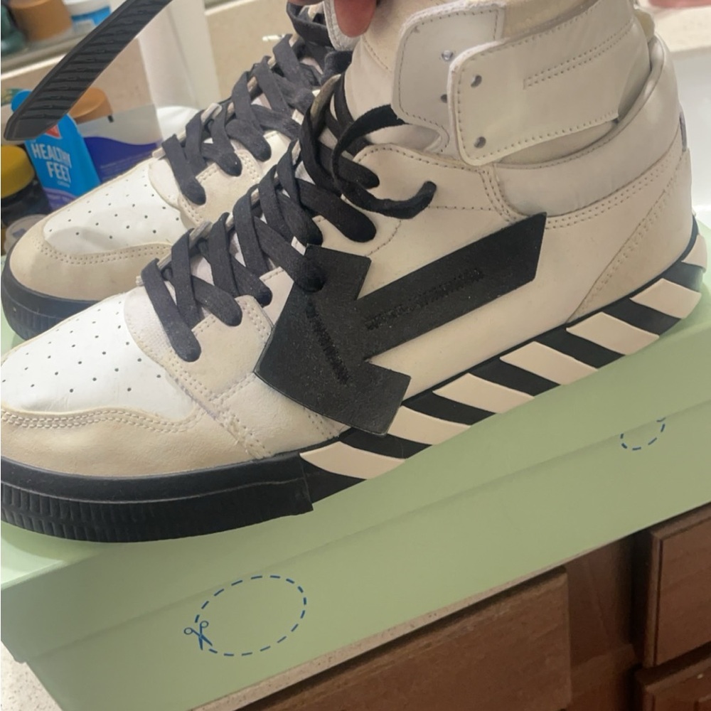 Off white shoes barely wore